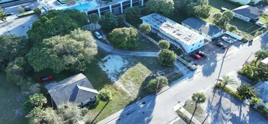 14,000 SQ ft Lot
