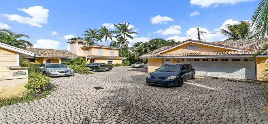 020-2105CoveLane-NorthPalmBeach-FL-33408