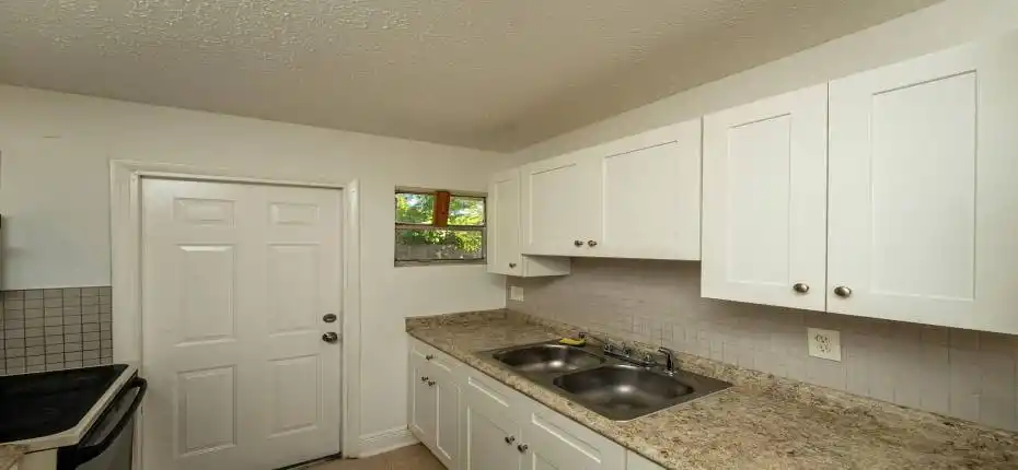 23-web-or-mls-2108-avenue-e