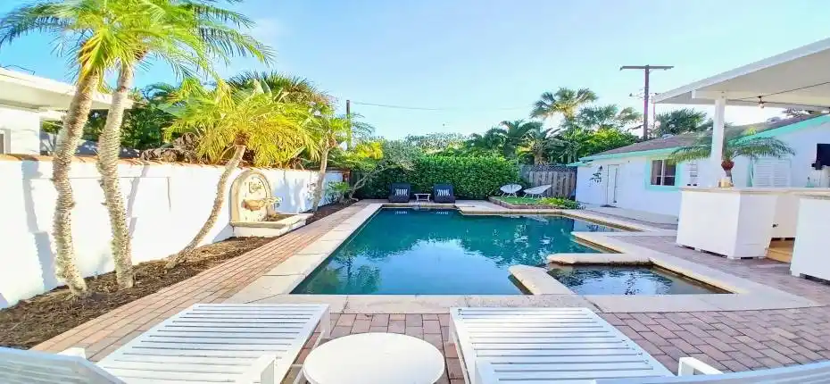 PRIVATE ENTRY FROM THE STREET