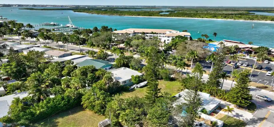 STEPS TO RESTAURANTS, INTRACOASTAL, PARK