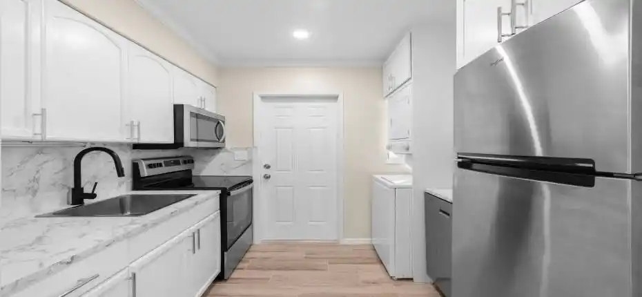 1 Bed / 1 Bath - Kitchen