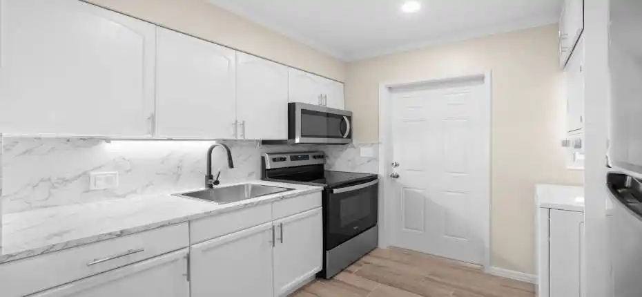 1 Bed / 1 Bath - Kitchen
