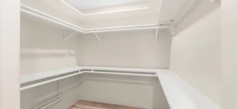 1 Bed / 1 Bath - Walk In Closet