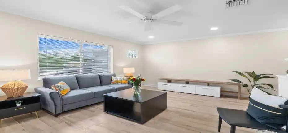 1 Bed / 1 Bath - Living Room